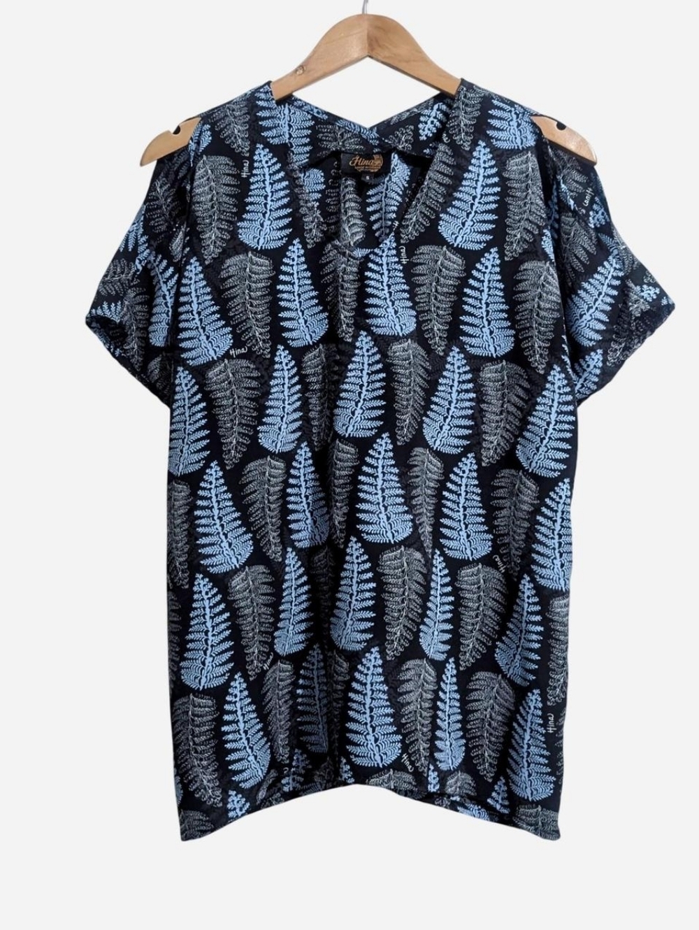 Hina Hawaii Wai'olu Top Shirt Blouse Wahine nohomauna Blue white fern on black